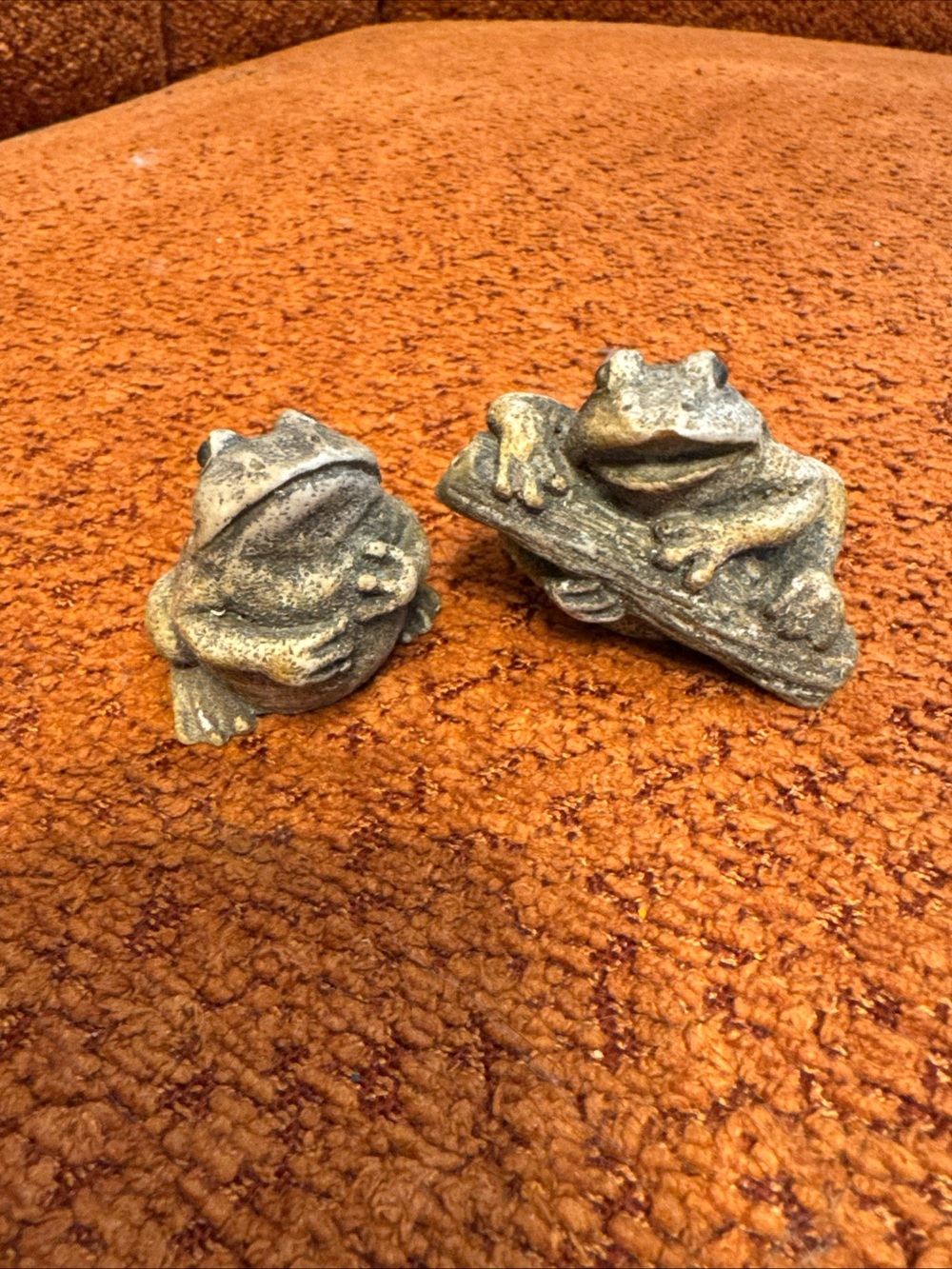 Set of 2 Decorative resin Frog Figurines - Rustic Gray